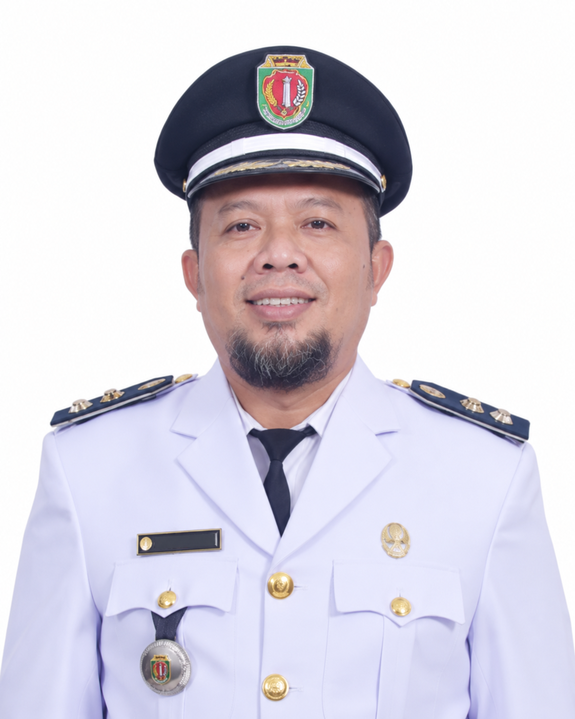 Potret lurah sebatas dada dengan seragam dinas putih.